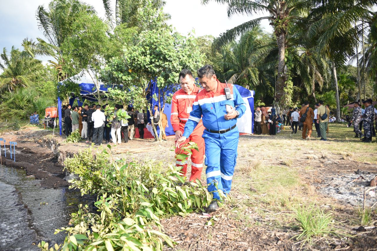 Dukung Program TNI Terkait Kelestarian Lingkungan, PT KPI RU Dumai Hadiri Acara Penanaman Mangrove