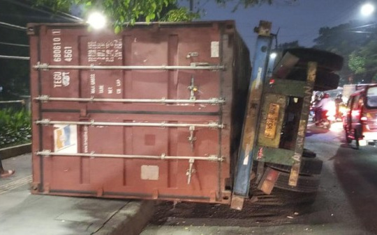 Truk Terguling Timpa Angkot Sedang Parkir di Bekasi hingga Gepeng