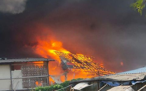 Potret Asap Membubung di Lokasi Pabrik Plastik Terbakar di Kalideres