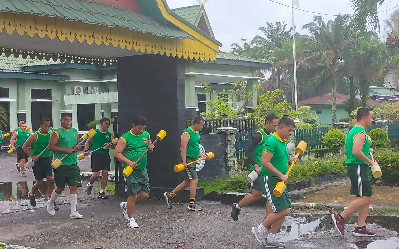 Rutinitas Personil Kodim Dumai Laksanakan Senam Barbel dan Sparco