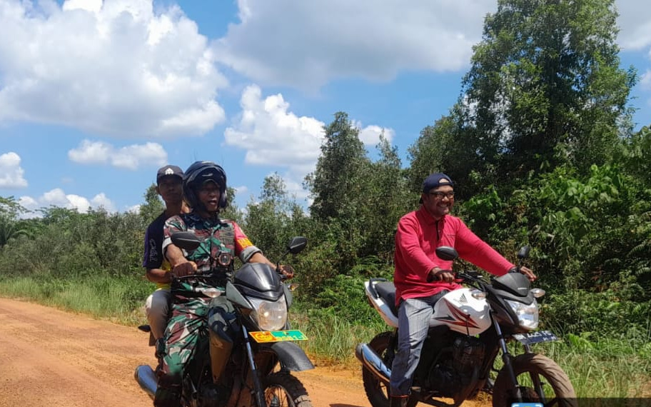 Peduli Terhadap Karhutla, Babinsa Kodim Dumai Bersama Warga Laksanakan Patroli