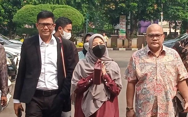 Desta dan Natasha Rizki Kompak Hadiri Sidang Cerai Perdana