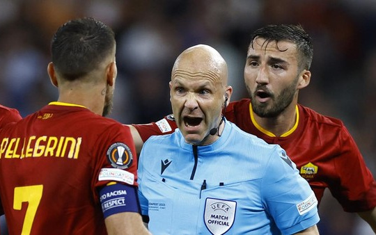 Anthony Taylor Digeruduk Fans Roma di Bandara