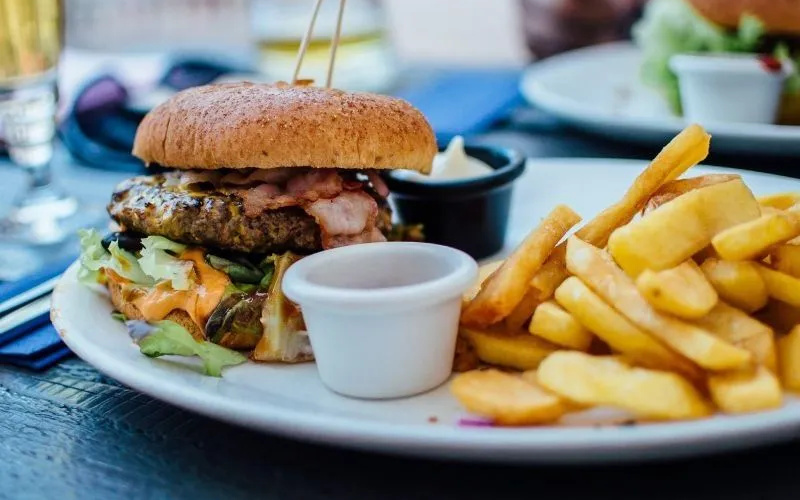 Kebiasaan Konsumsi Junk Food Dapat Mengurangi Kualitas Tidur