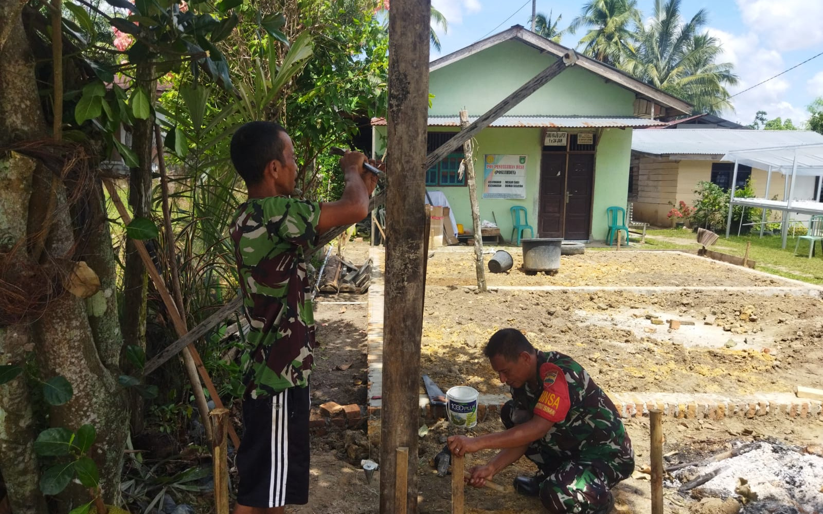 Sinergitas TNI bersama rakyat, Babinsa Kodim Dumai Bantu Warga Bangun Rumah