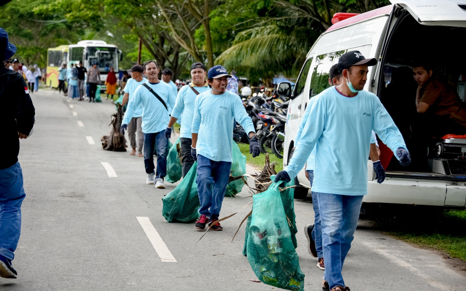 PT KPI Unit Dumai Libatkan Berbagai Pihak dalam Aksi Bersih Pantai Marina