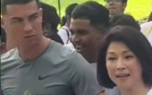 Viral Netizen Kritik Wanita yang Asik Gandeng Ronaldo di Singapura