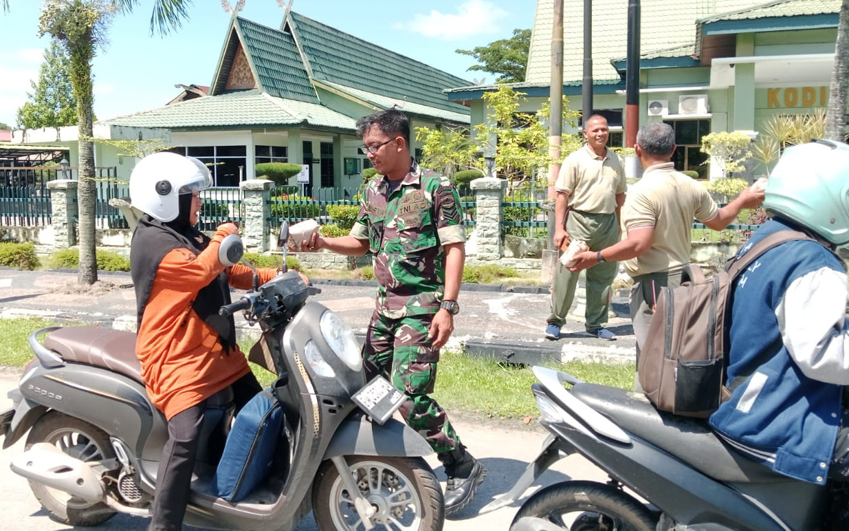 Jumat Berkah, Dandim Dumai Bagikan 100 Nasi Bungkus Bagi Pengguna Jalan
