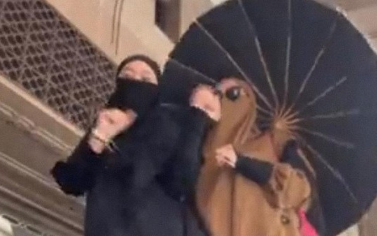 Dihujat Netizen, Gadis Bercadar Joget Tiktok Diduga di Mekkah Viral