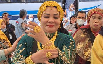 Dua Jemaah Haji Makassar Viral, Beli Emas Dari Arab Diintai Pajak Impor