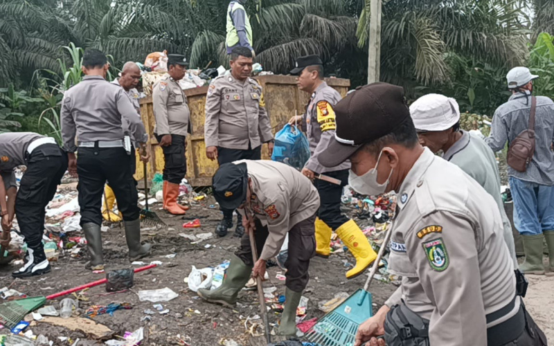 Peduli Lingkungan, Polres Dumai Gotong Royong Bersihkan Sampah