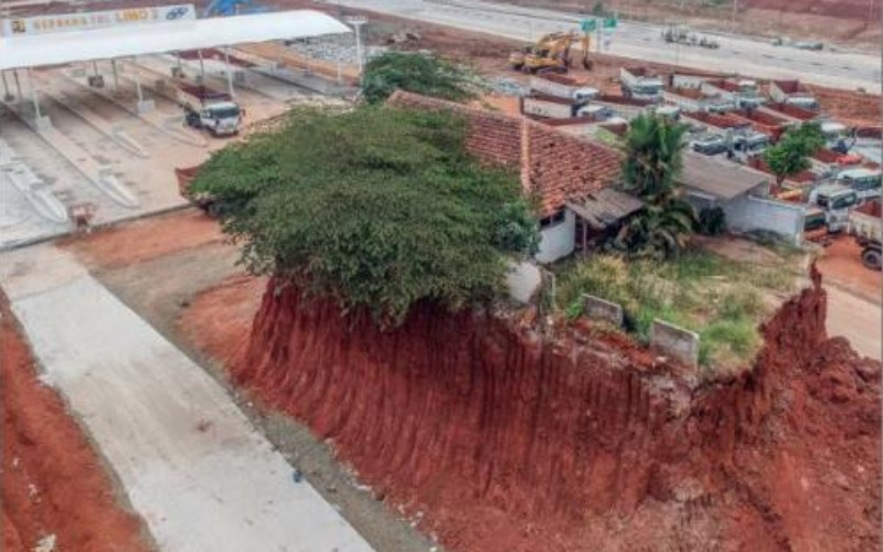 Viral Rumah Berdiri Kokoh Ditengah Jalan Tol, ini Penyebabnya