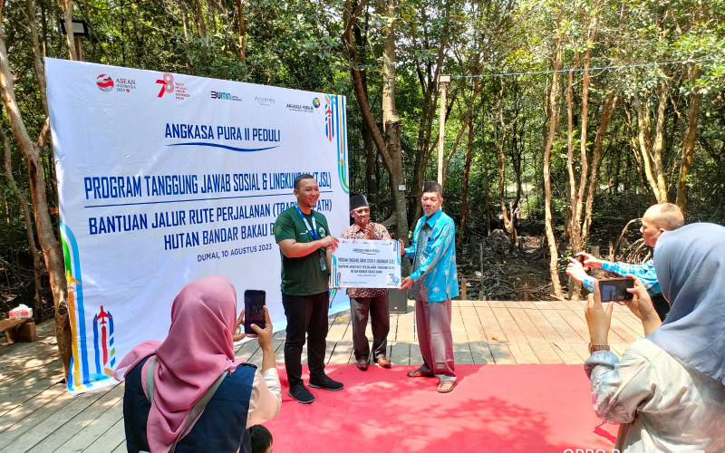 PT Angkasa Pura II Bandara SSK Pekanbaru Bantu Tracking Path Hutan Bandar Bakau