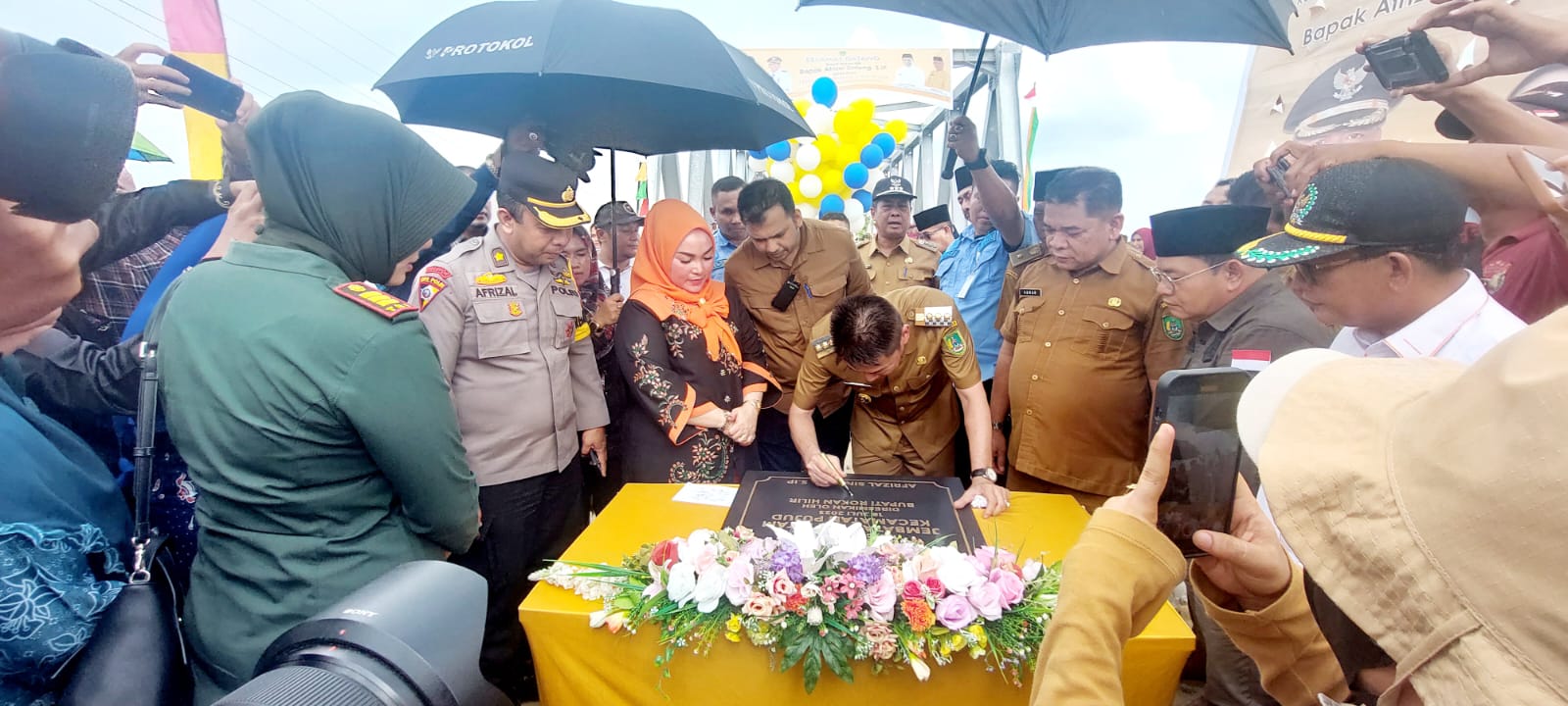 Bupati Rohil Resmikan Jembatan Penghubung Kepenghuluan Air Hitam Sepanjang 140 Meter