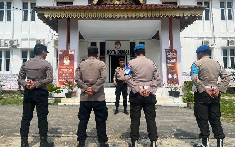 Jelang Pemilu, Personel Polres Dumai Mengamankan Kantor KPU