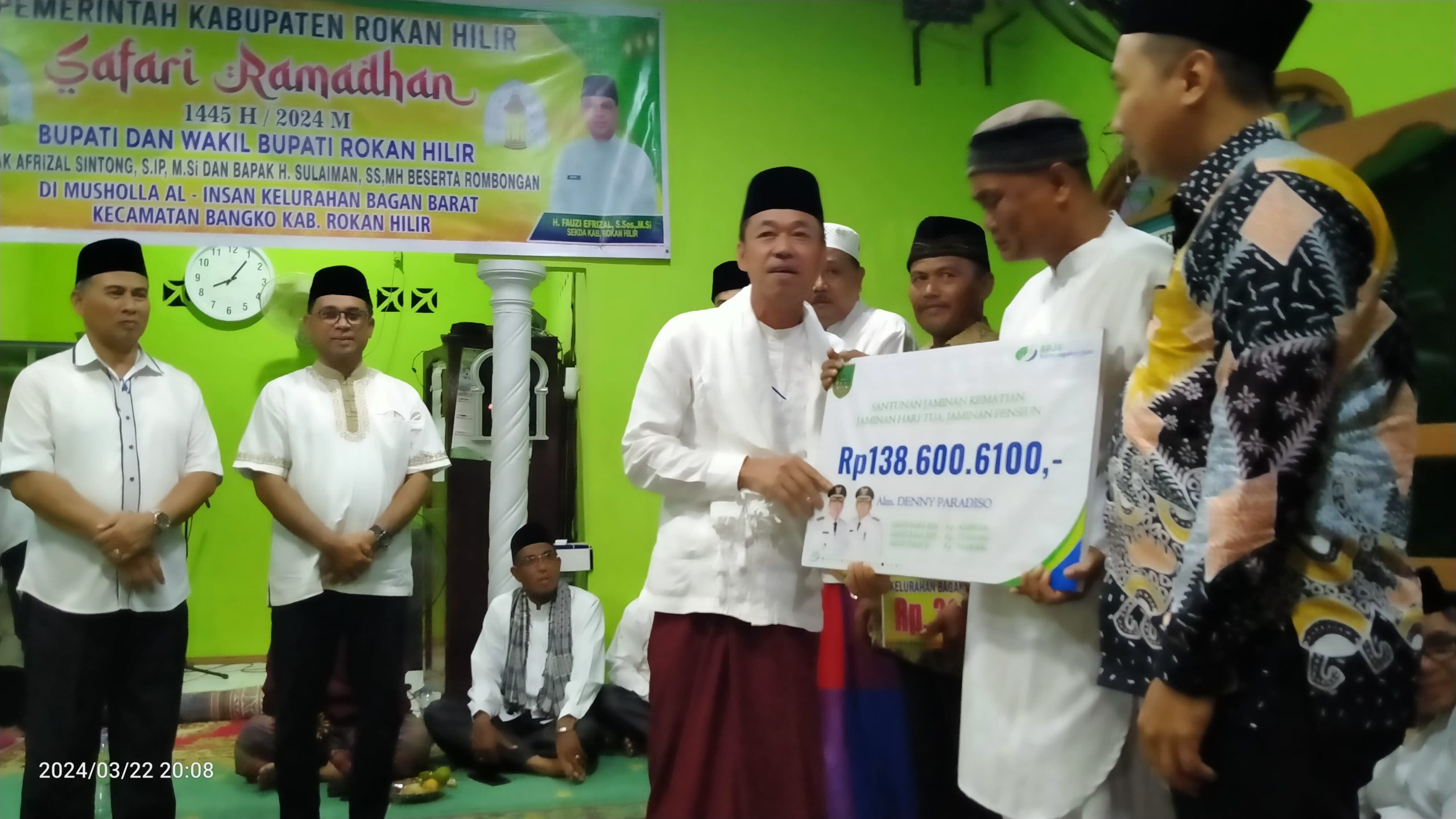 Bupati Rohil Safari Ramadhan Pertama Di Musholla Al-Insan Bagansiapiapi. //// Serahkan Bantuan Operasional 3 Rumah Ibadah dan Klaim BPJS
